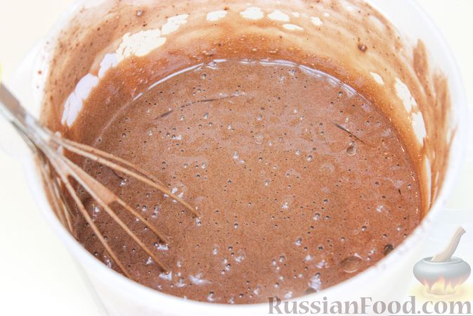 Фото приготовления рецепта: Шоколадный рулет со сливочно-сырным кремом и клубникой - шаг №4