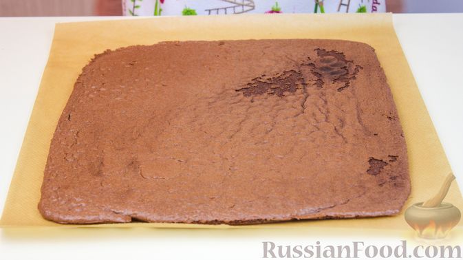 Фото приготовления рецепта: Шоколадный рулет со сливочно-сырным кремом и клубникой - шаг №6