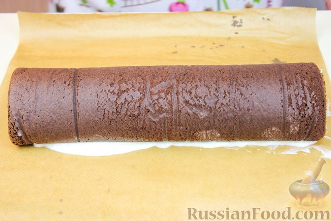 Фото приготовления рецепта: Шоколадный рулет со сливочно-сырным кремом и клубникой - шаг №11