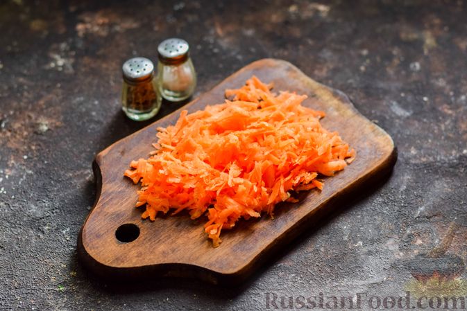 Фото приготовления рецепта: Салат из молодой капусты с морковью, кукурузой и горошком - шаг №3