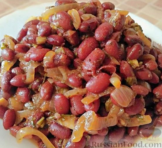 Фото к рецепту: Тушёная фасоль в томатном соусе, с луком, чесноком и зеленью