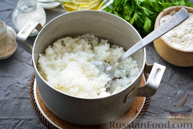 Фото приготовления рецепта: Тефтели из риса и крабовых палочек, запечённые в овощном соусе - шаг №2