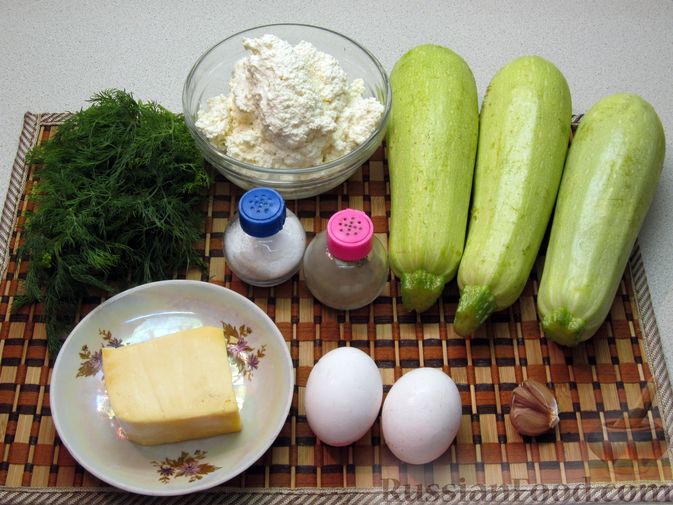 Фото приготовления рецепта: Лодочки из кабачков, запечённые с творогом и сыром - шаг №1
