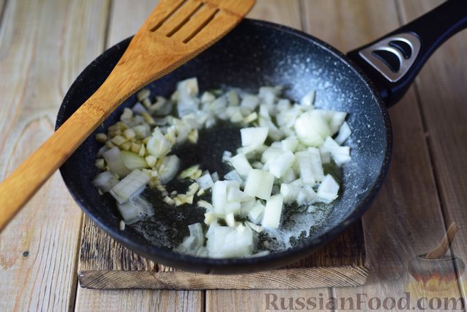 Фото приготовления рецепта: Картофельные ньокки со сливочно-сырным соусом с грибами - шаг №4