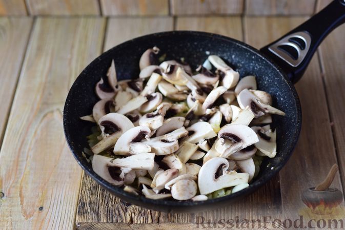 Фото приготовления рецепта: Картофельные ньокки со сливочно-сырным соусом с грибами - шаг №5
