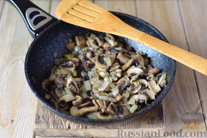 Фото приготовления рецепта: Картофельные ньокки со сливочно-сырным соусом с грибами - шаг №6