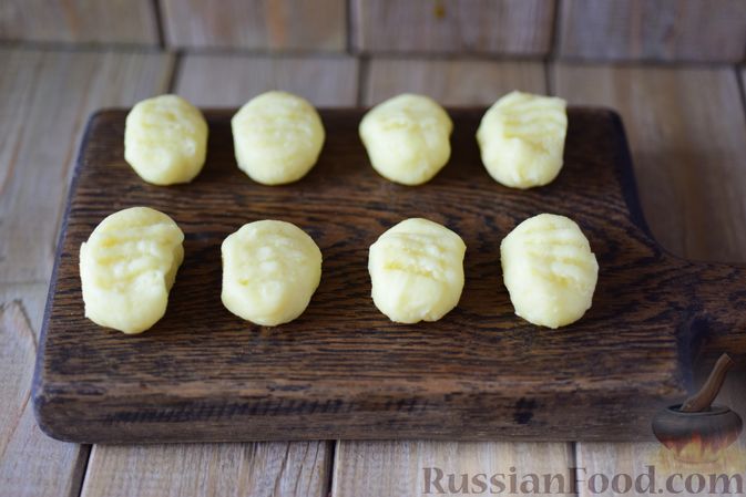 Фото приготовления рецепта: Картофельные ньокки со сливочно-сырным соусом с грибами - шаг №13