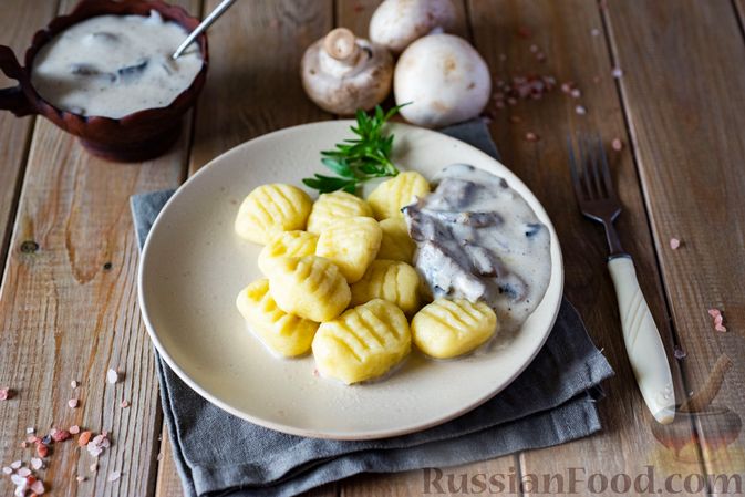 Фото приготовления рецепта: Картофельные ньокки со сливочно-сырным соусом с грибами - шаг №14