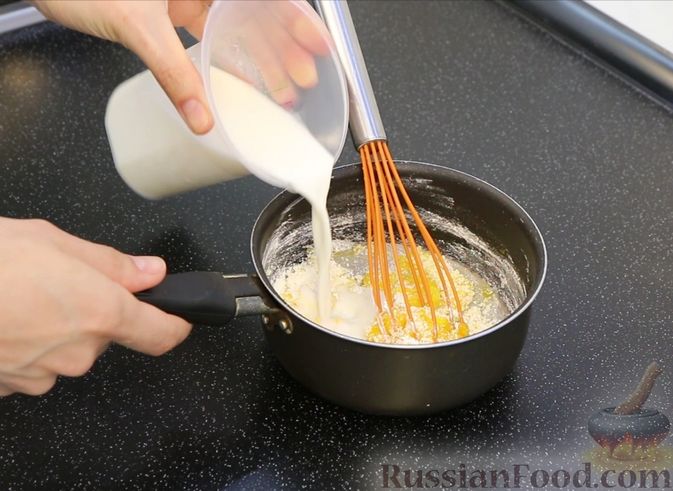 Фото приготовления рецепта: Бисквитный пирог с клубникой и заварным кремом - шаг №2