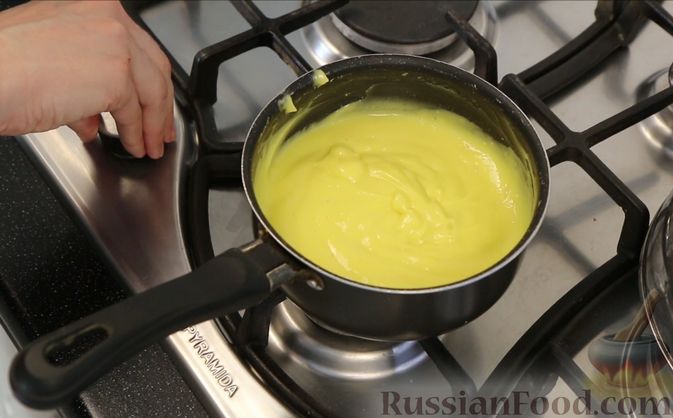 Фото приготовления рецепта: Бисквитный пирог с клубникой и заварным кремом - шаг №6
