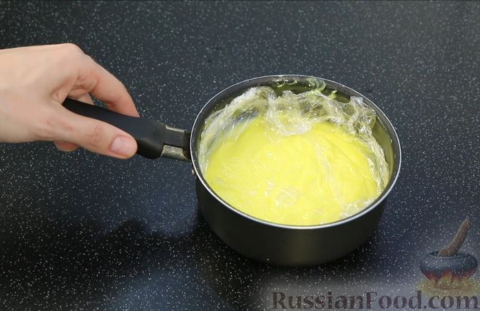 Фото приготовления рецепта: Бисквитный пирог с клубникой и заварным кремом - шаг №7