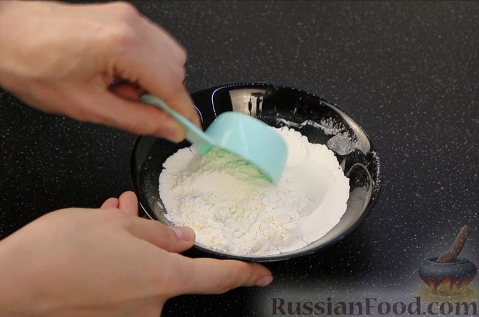 Фото приготовления рецепта: Бисквитный пирог с клубникой и заварным кремом - шаг №10