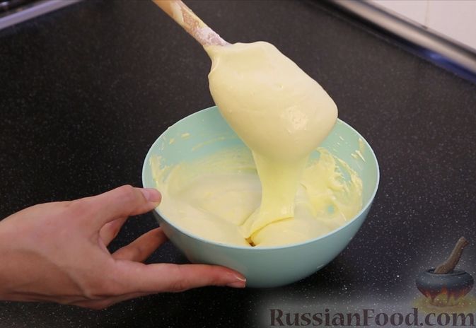 Фото приготовления рецепта: Бисквитный пирог с клубникой и заварным кремом - шаг №16