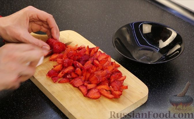 Фото приготовления рецепта: Бисквитный пирог с клубникой и заварным кремом - шаг №17
