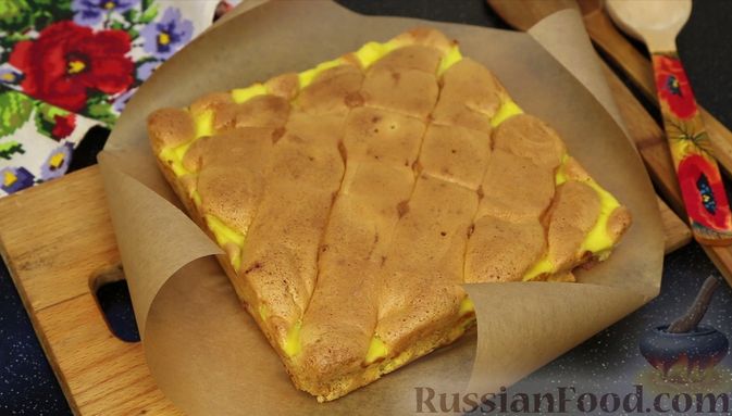 Фото приготовления рецепта: Бисквитный пирог с клубникой и заварным кремом - шаг №26