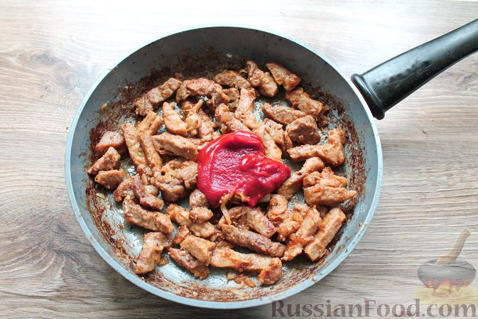 Фото приготовления рецепта: Бефстроганов из свинины в сливочно-томатном соусе - шаг №11