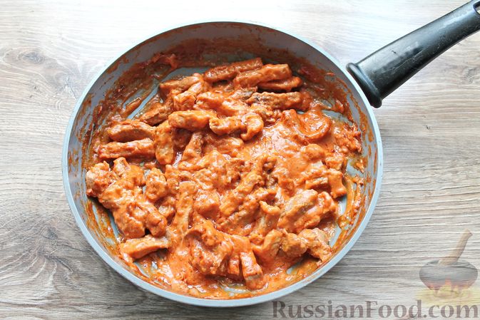 Фото приготовления рецепта: Бефстроганов из свинины в сливочно-томатном соусе - шаг №14