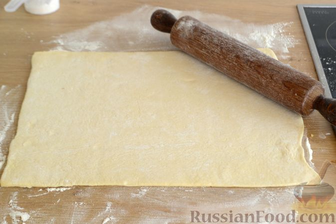 Фото приготовления рецепта: Сосиски в слоёном дрожжевом тесте, с сыром и жареным луком - шаг №5