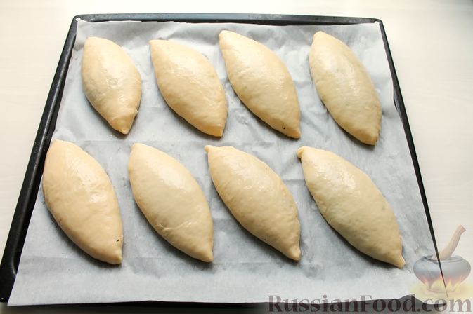 Фото приготовления рецепта: Дрожжевые пирожки со щавелем - шаг №26