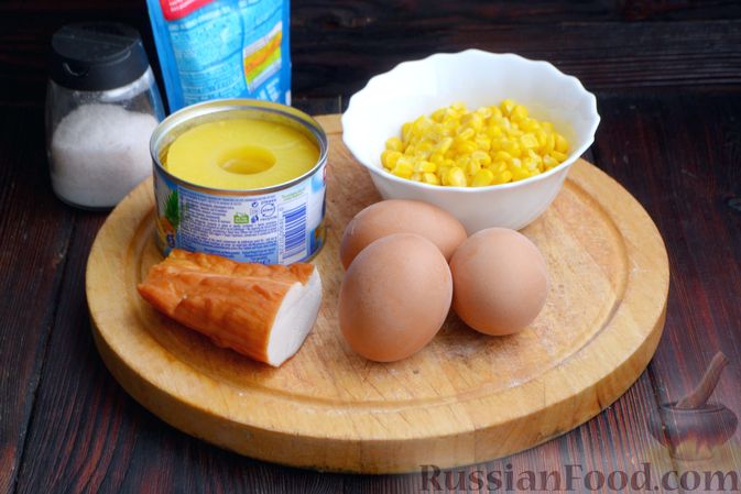 Фото приготовления рецепта: Слоёный салат с ананасами, кукурузой и ветчиной - шаг №1