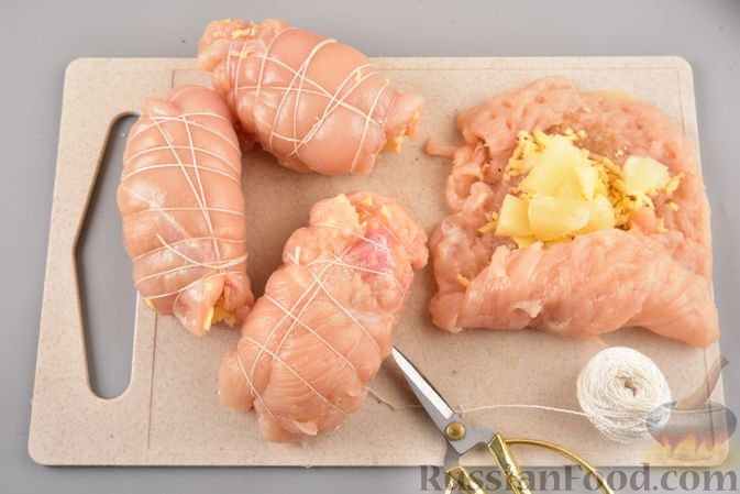 Фото приготовления рецепта: Куриные рулетики с ананасом и сыром (в духовке) - шаг №6