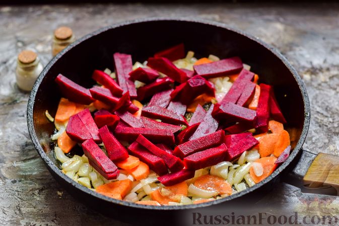 Фото приготовления рецепта: Свекла, тушенная с луком и морковью - шаг №6