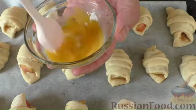 Фото приготовления рецепта: Сдобные булочки-рогалики с бананом и яблоком - шаг №10