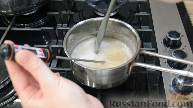 Фото приготовления рецепта: Двухслойные конфеты «Птичье молоко» с клубникой - шаг №5