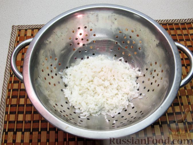 Фото приготовления рецепта: Салат с креветками, рисом и кукурузой - шаг №4