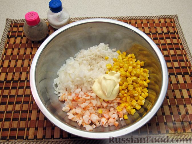 Фото приготовления рецепта: Салат с креветками, рисом и кукурузой - шаг №14