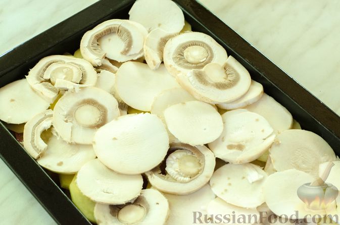 Фото приготовления рецепта: Картофельная запеканка с мясным фаршем, грибами и сыром - шаг №5