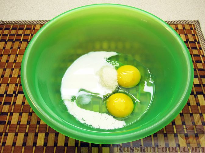 Фото приготовления рецепта: Сладкие яичные гренки с клубникой - шаг №2