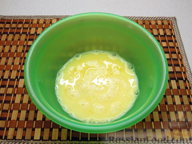 Фото приготовления рецепта: Сладкие яичные гренки с клубникой - шаг №3