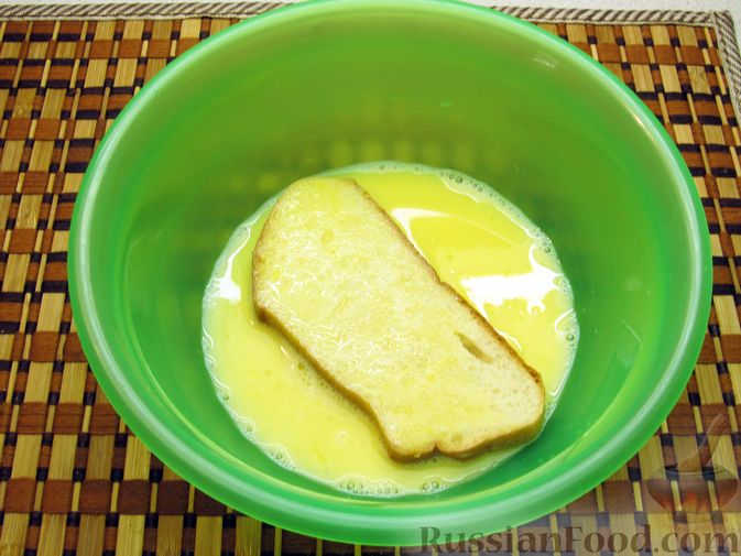 Фото приготовления рецепта: Сладкие яичные гренки с клубникой - шаг №4