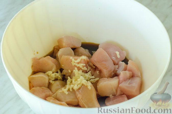 Фото приготовления рецепта: Куриное филе, тушенное с кабачками и шампиньонами - шаг №3