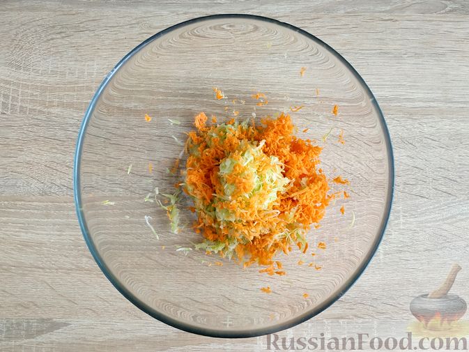 Фото приготовления рецепта: Запечённые куриные котлеты с кабачком и морковью - шаг №2