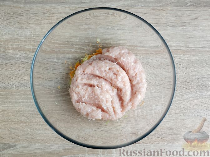 Фото приготовления рецепта: Запечённые куриные котлеты с кабачком и морковью - шаг №6