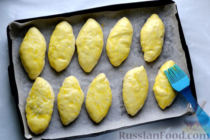 Фото приготовления рецепта: Дрожжевые пирожки с мясным фаршем и зелёным луком - шаг №19