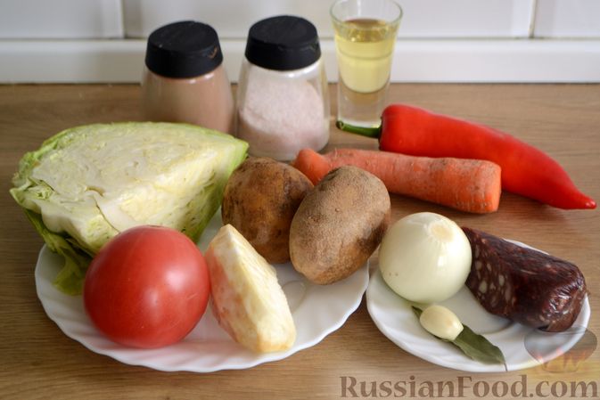 Фото приготовления рецепта: Суп с овощами и копчёной колбасой - шаг №1