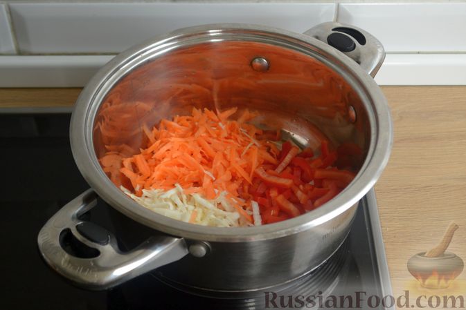 Фото приготовления рецепта: Суп с овощами и копчёной колбасой - шаг №6