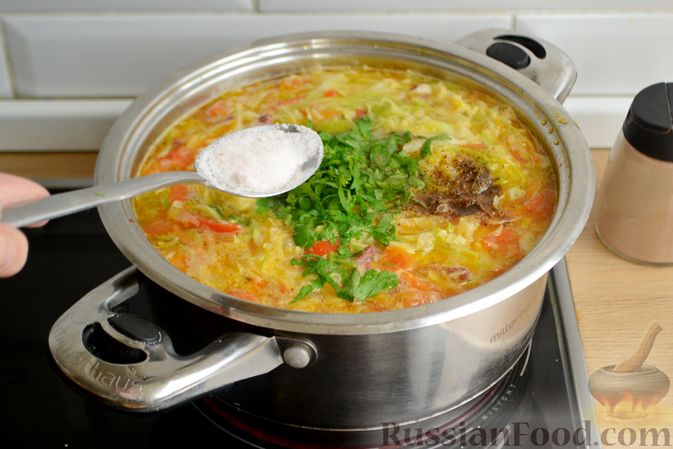 Фото приготовления рецепта: Суп с овощами и копчёной колбасой - шаг №13