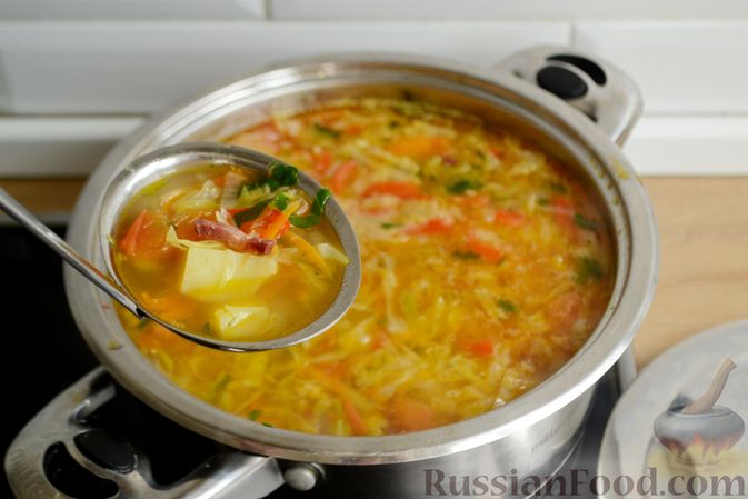Фото приготовления рецепта: Суп с овощами и копчёной колбасой - шаг №14