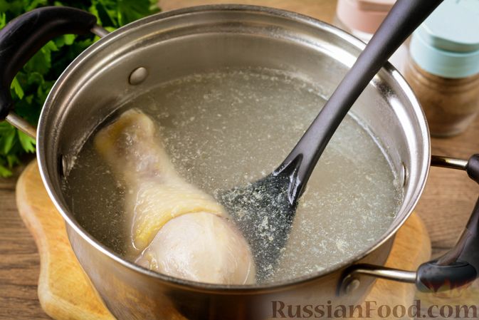 Фото приготовления рецепта: Томатный суп с курицей, рисом, кабачком и бобовыми - шаг №2