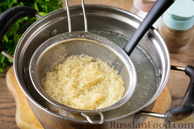 Фото приготовления рецепта: Томатный суп с курицей, рисом, кабачком и бобовыми - шаг №4