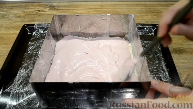 Фото приготовления рецепта: Двухслойные конфеты «Птичье молоко» с клубникой - шаг №18