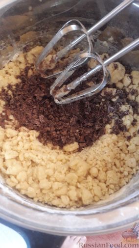 Фото приготовления рецепта: Американское песочное печенье с шоколадной крошкой - шаг №6