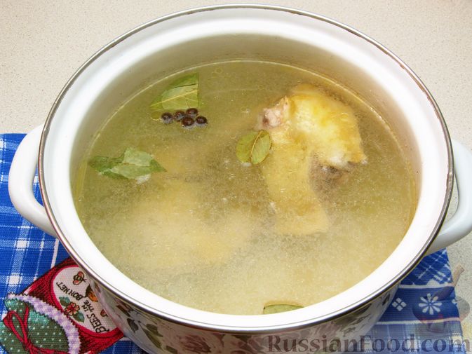 Фото приготовления рецепта: Куриный суп с овсяными хлопьями - шаг №3