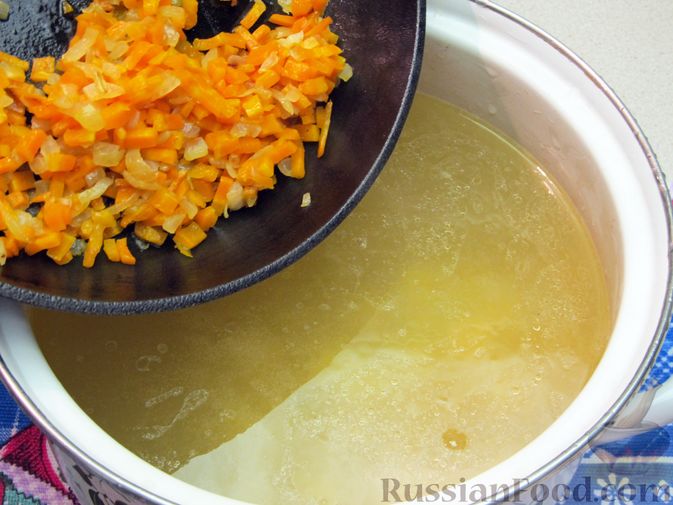 Фото приготовления рецепта: Куриный суп с овсяными хлопьями - шаг №9