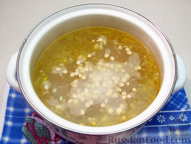 Фото приготовления рецепта: Куриный суп с овсяными хлопьями - шаг №10