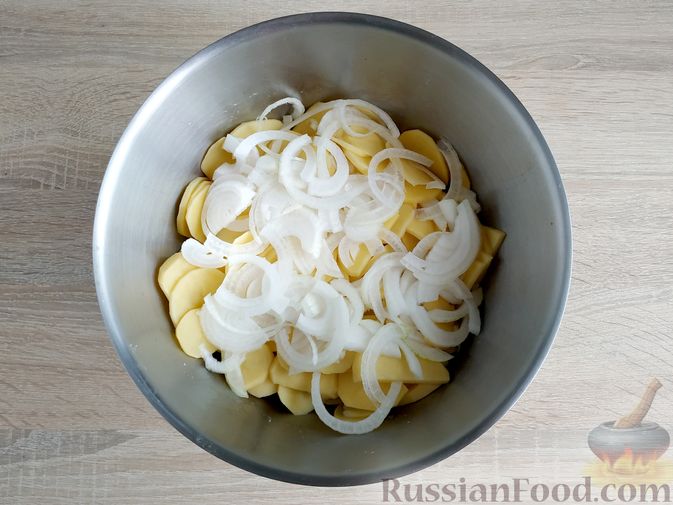 Фото приготовления рецепта: Картошка, запечённая с салом (в банках) - шаг №6